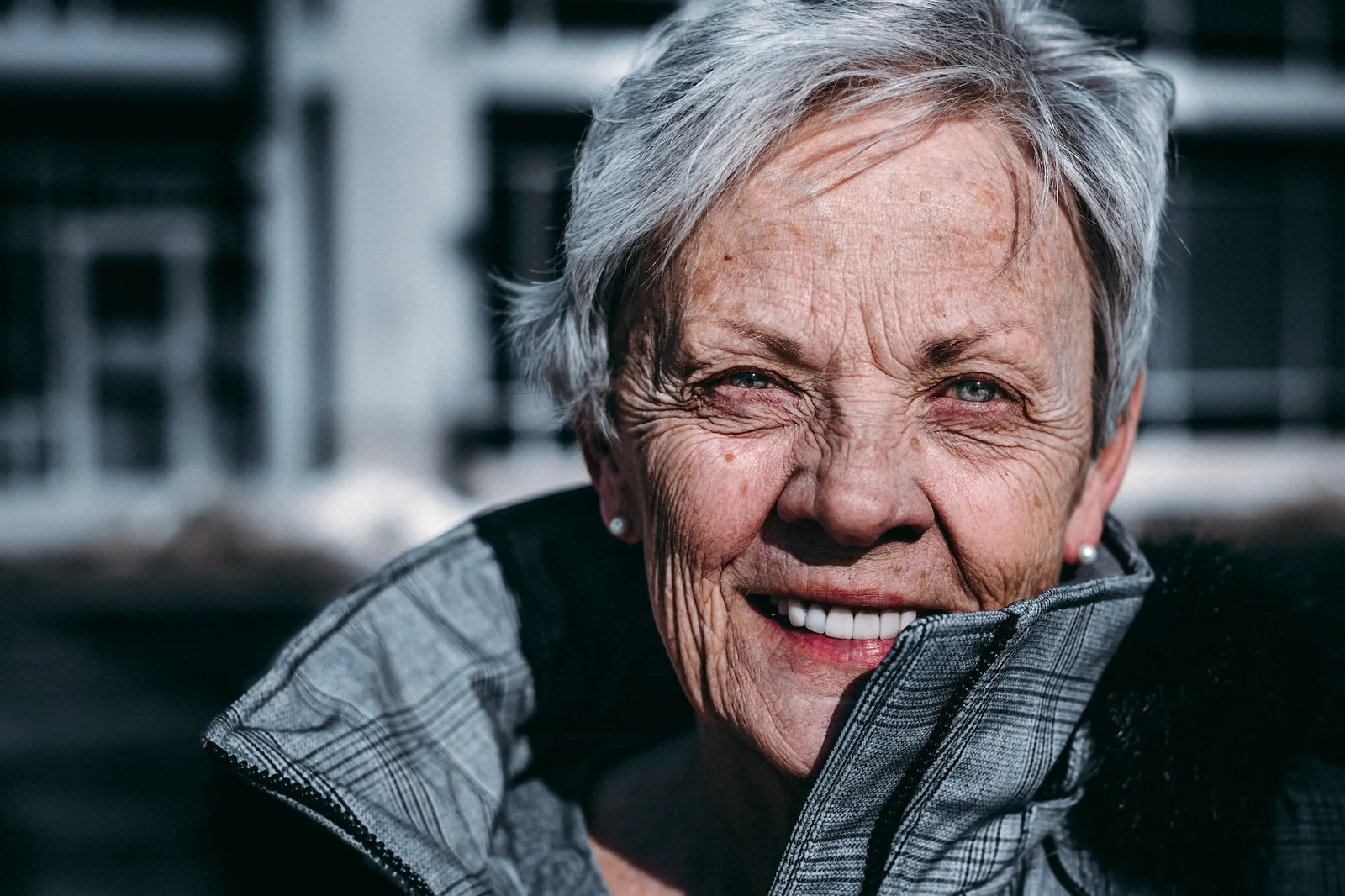 Zorgmedewerker in gesprek met een oudere cliënt