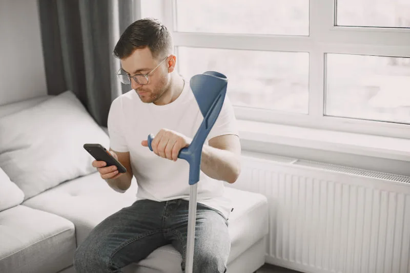 Man met een tablet op de bank