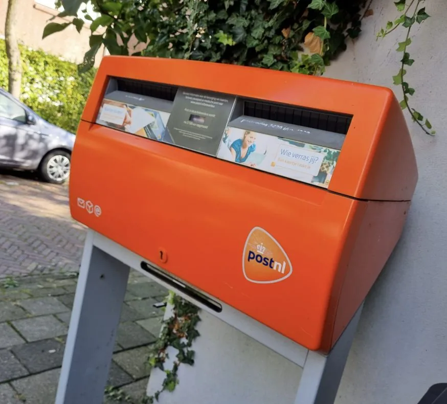 Rode brievenbus van PostNL