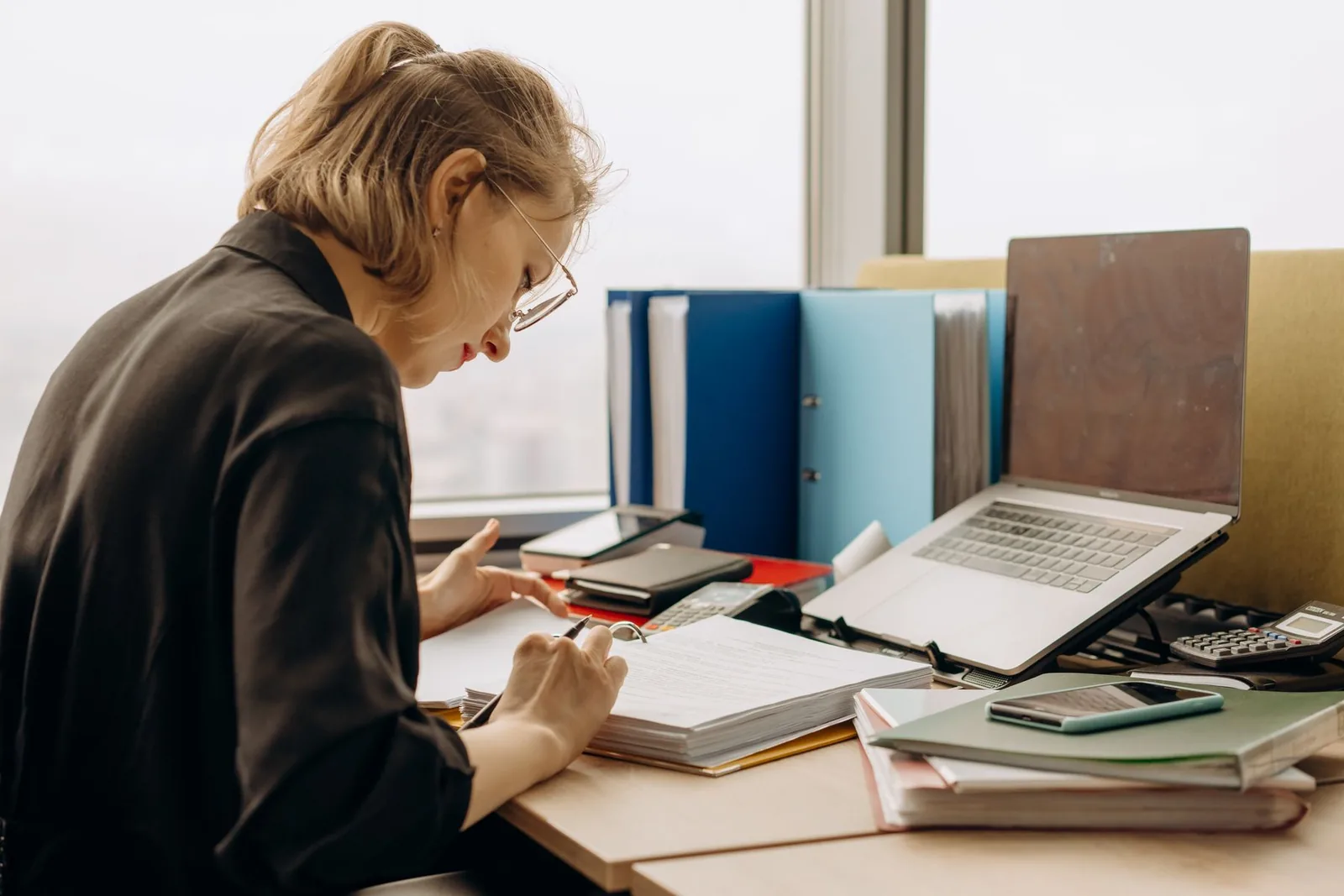 Medewerker van de administratie werkt aan de facturatie